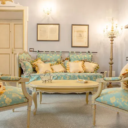 Hotel The Crown Palace -