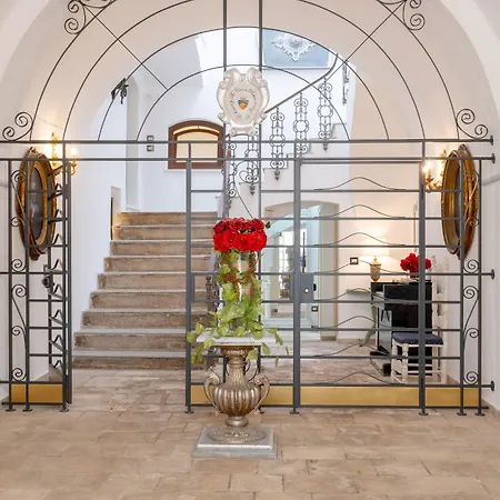 Hotel The Crown Palace - *