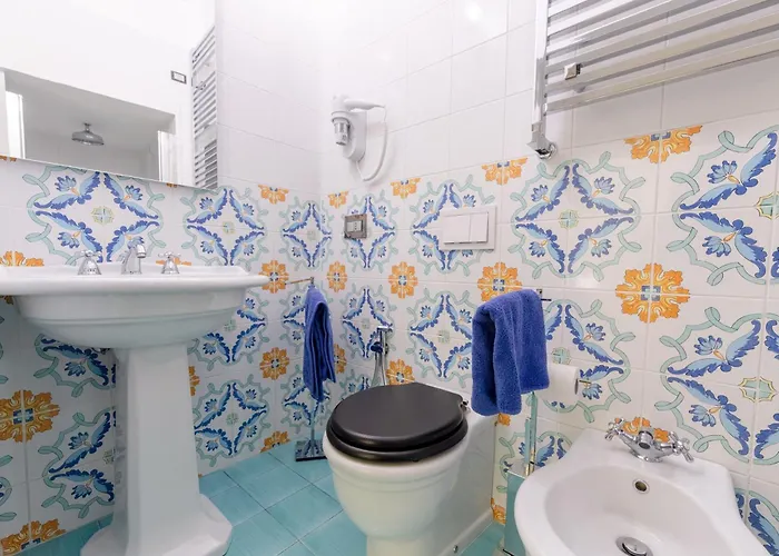 Hotel The Crown Palace - *