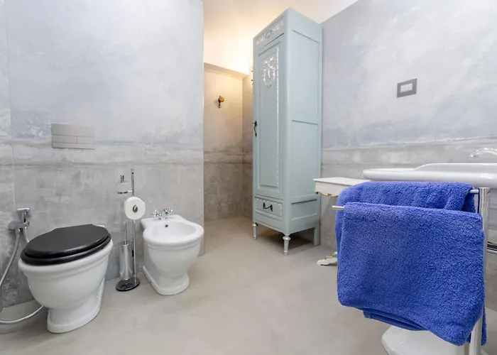 Hotel The Crown Palace - *