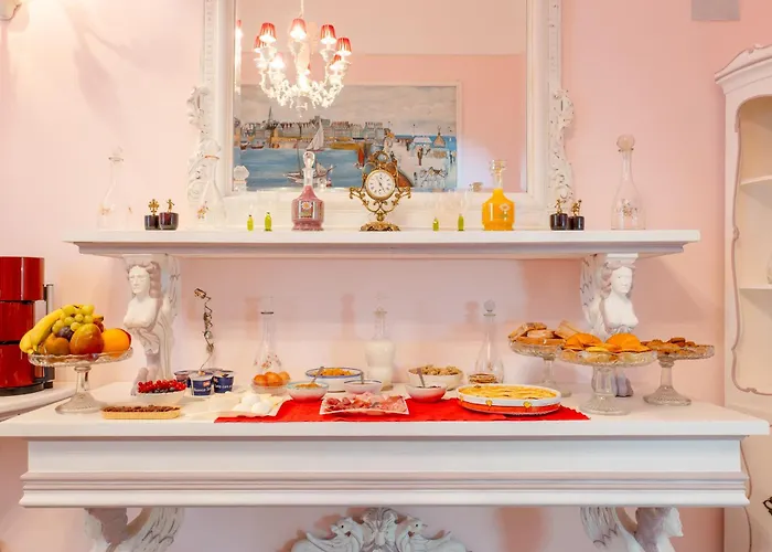 Hotel The Crown Palace - *