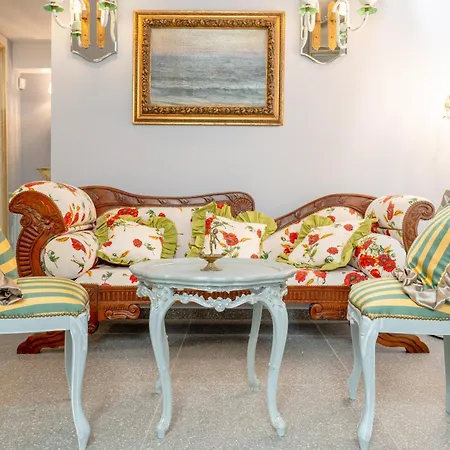 Hotel The Crown Palace -