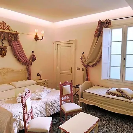 Hotel The Crown Palace -
