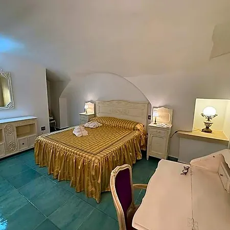 Hotel The Crown Palace - *