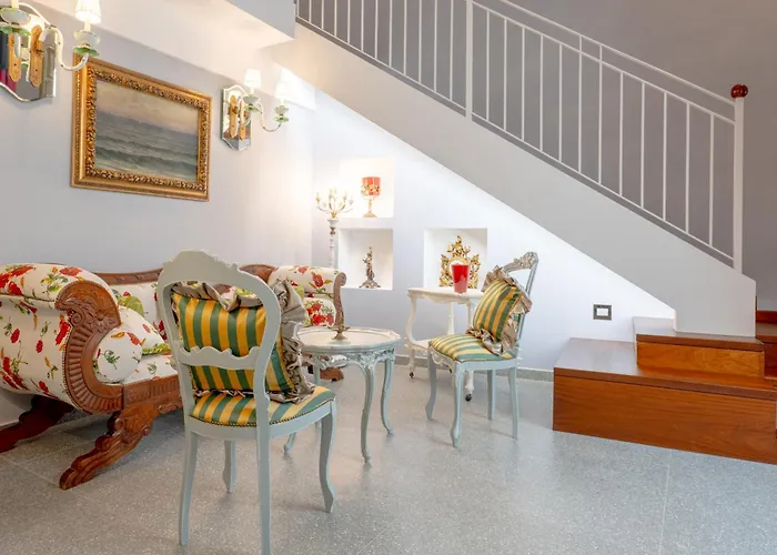 Hotel The Crown Palace - *