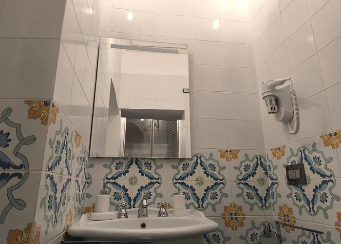 The Crown Palace - Otel