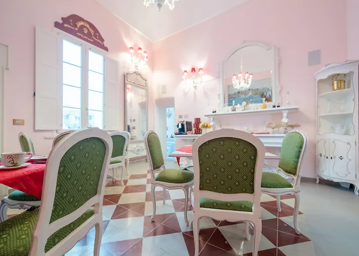 Hotel The Crown Palace - *