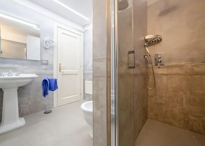 The Crown Palace - Otel